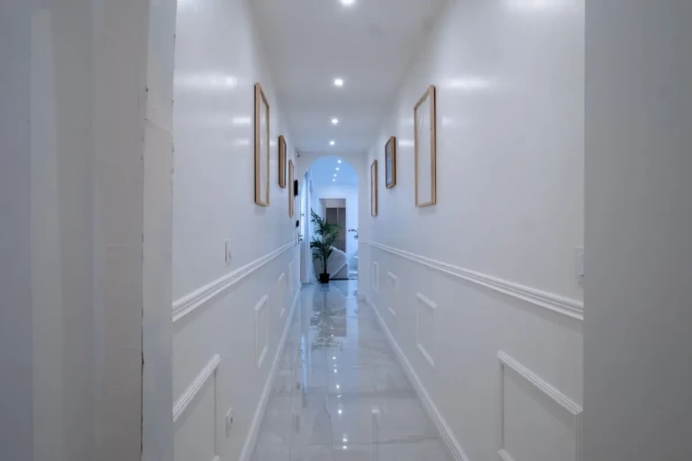Hall d'entrée élégant de l'appartement T2 à Toulouse avec éclairage moderne.