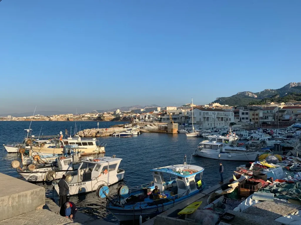 Vue du port de la Madrague de Montredon à Marseille avec des bateaux de pêche.