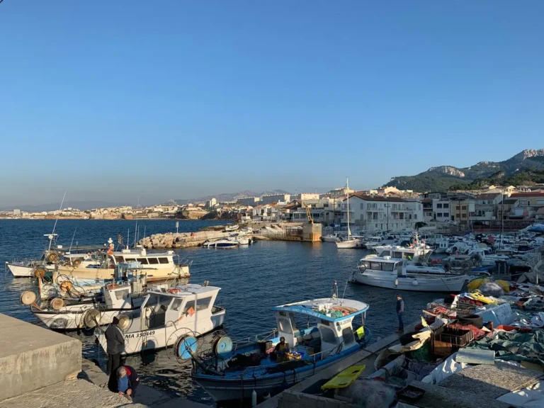 Vue du port de la Madrague de Montredon à Marseille avec des bateaux de pêche.