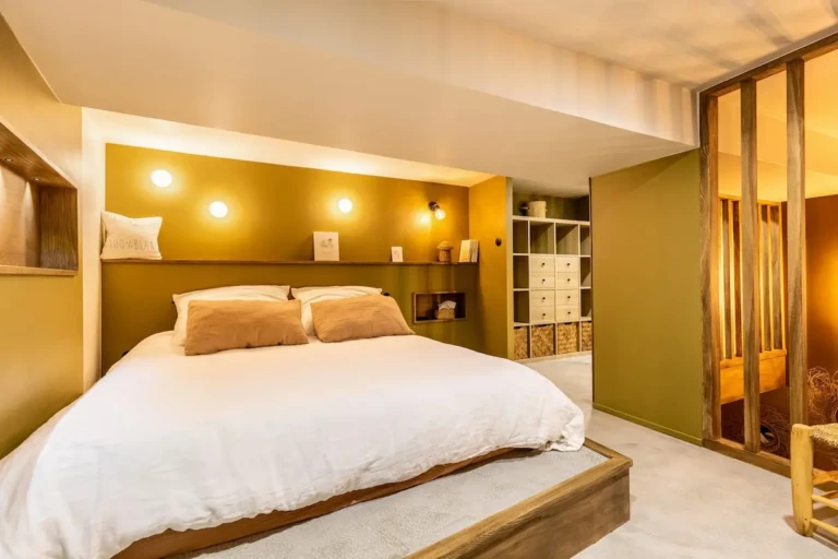 Studio cosy à Bordeaux, chambre avec lit double et rangements modernes