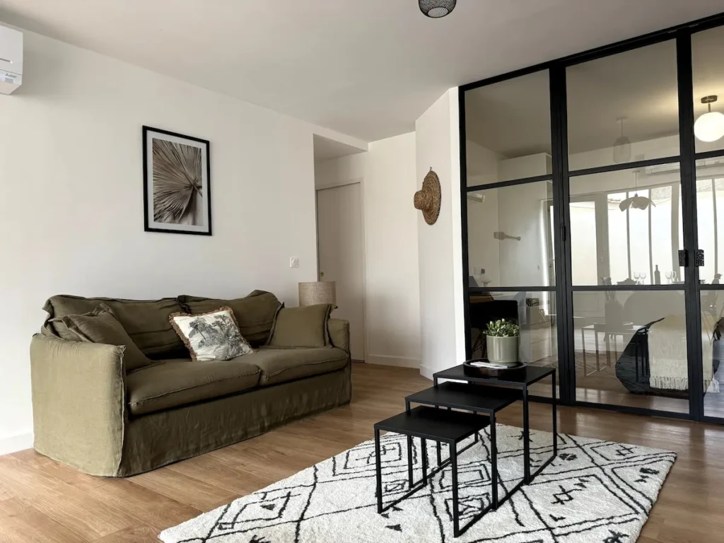 Salon cosy de l'appartement Casa Burdigala à Bordeaux, quartier Belcier.