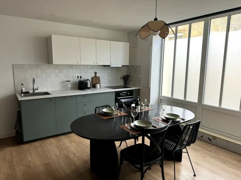 Cuisine moderne et salle à manger de l'appartement Casa Burdigala à Bordeaux