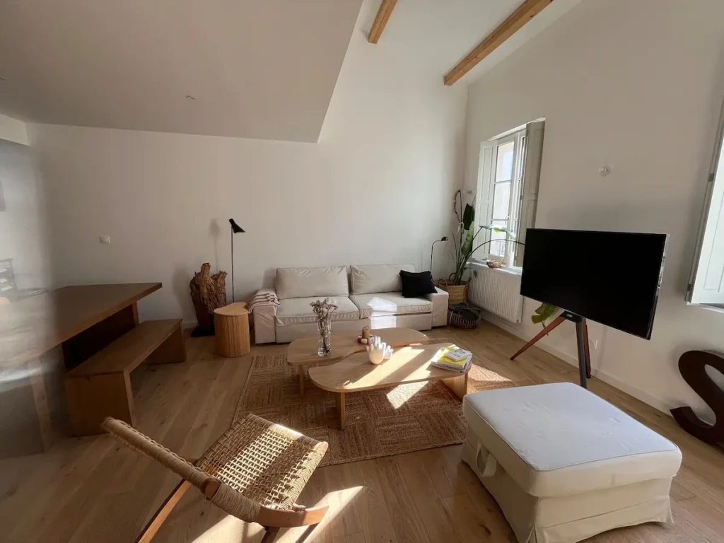 Salon lumineux d'un appartement T2 à Saint Michel, Bordeaux